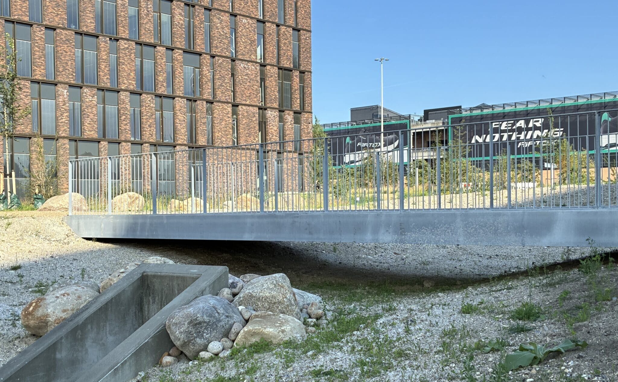 Stibroer ved de grønne arealer på Kalvebod Brygge i København.
