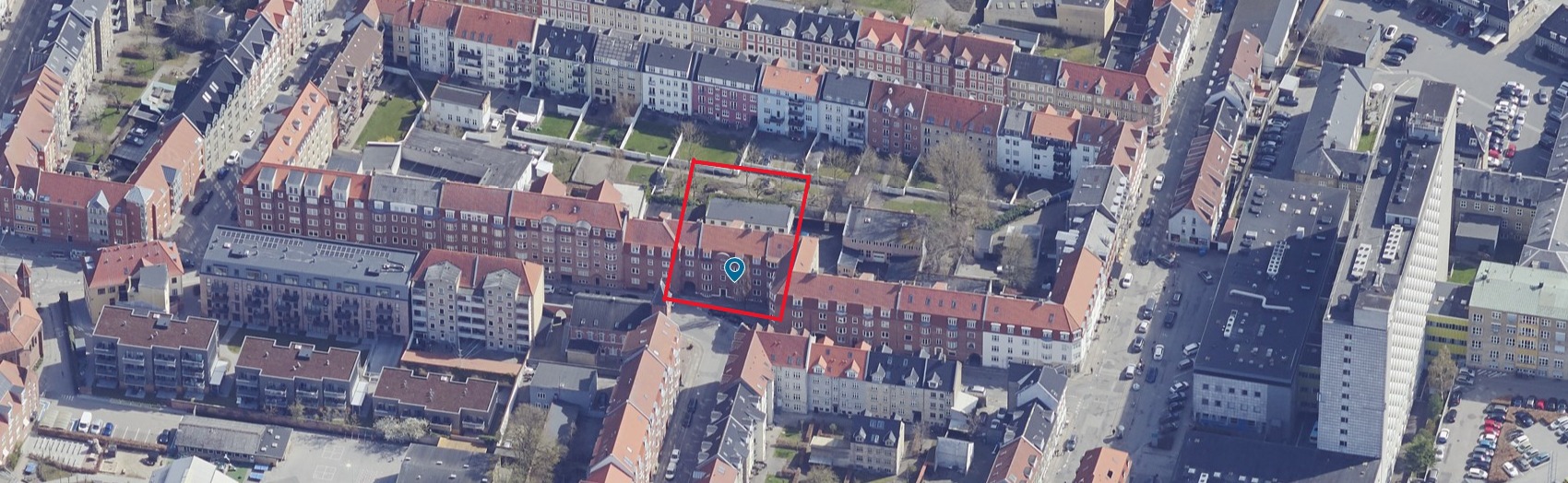 Moderne taglejlighed samt omdannelse af baghus til fire attraktive to-planslejligheder.